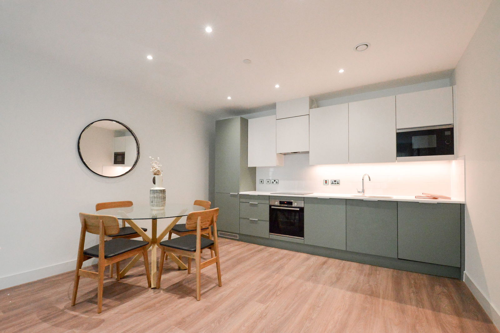 1 bed flat to rent in Randalls Way, Leatherhead  - Property Image 4
