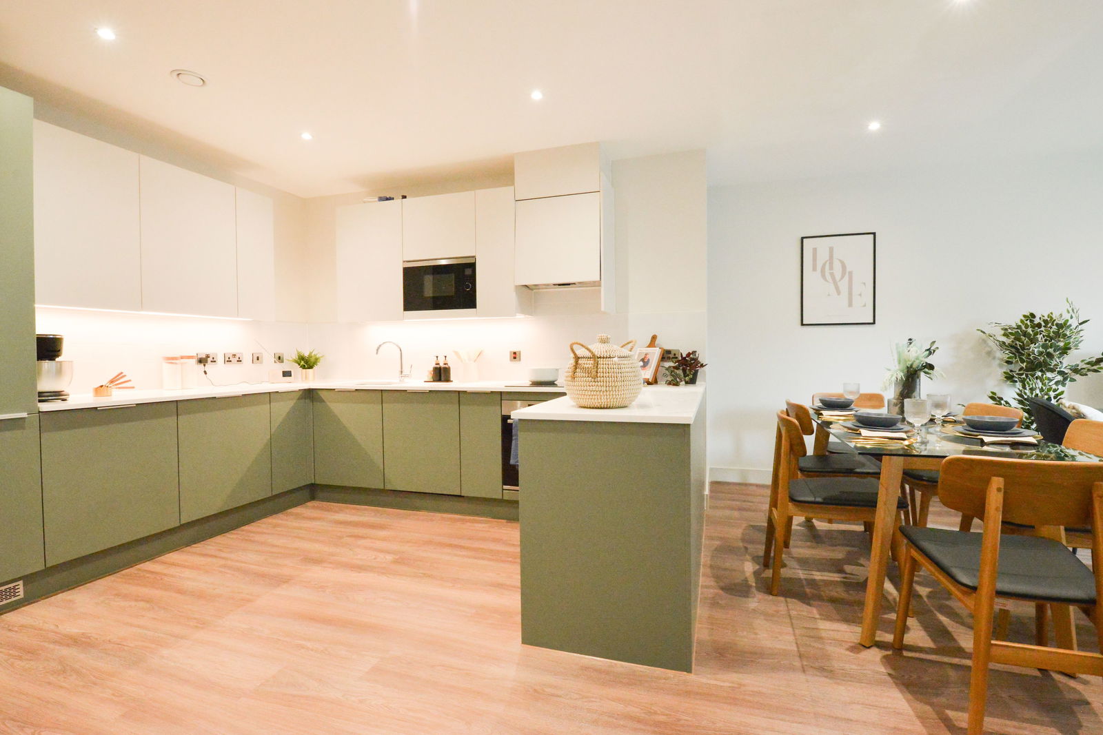 3 bed flat to rent in Randalls Way, Leatherhead 4