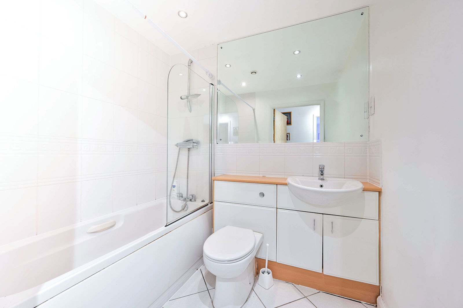 2 bed flat for sale in Buffers Lane, Leatherhead 11