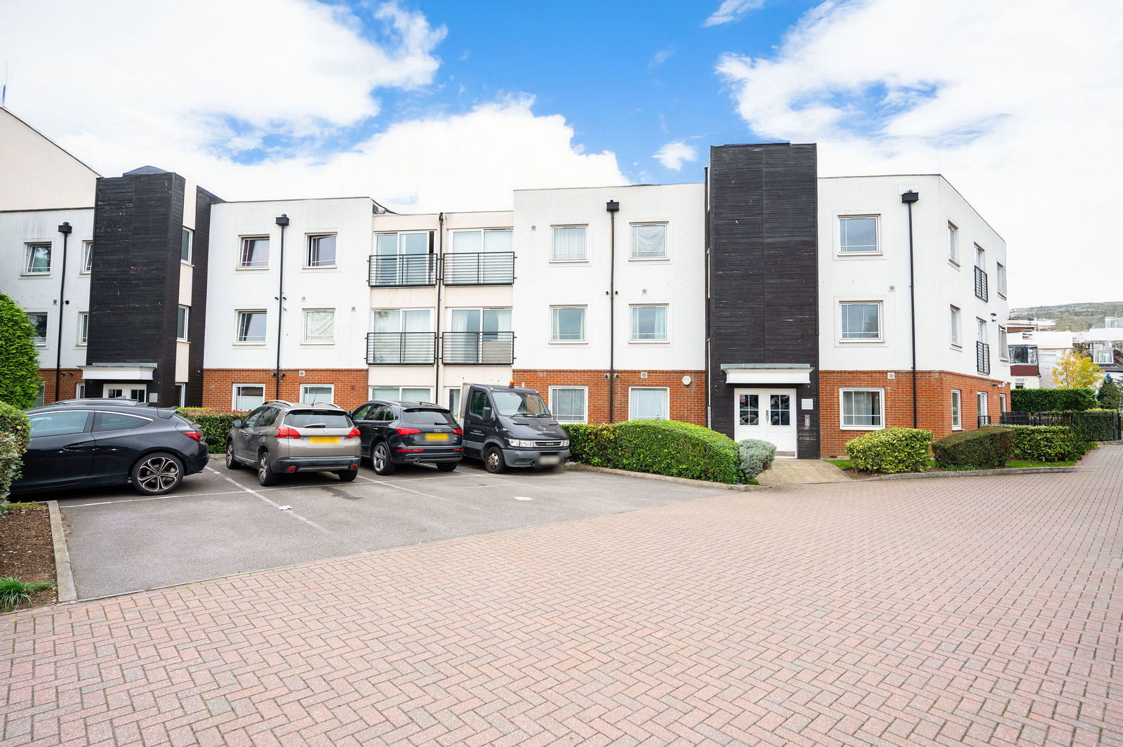 2 bed flat for sale in Buffers Lane, Leatherhead - Property Image 1