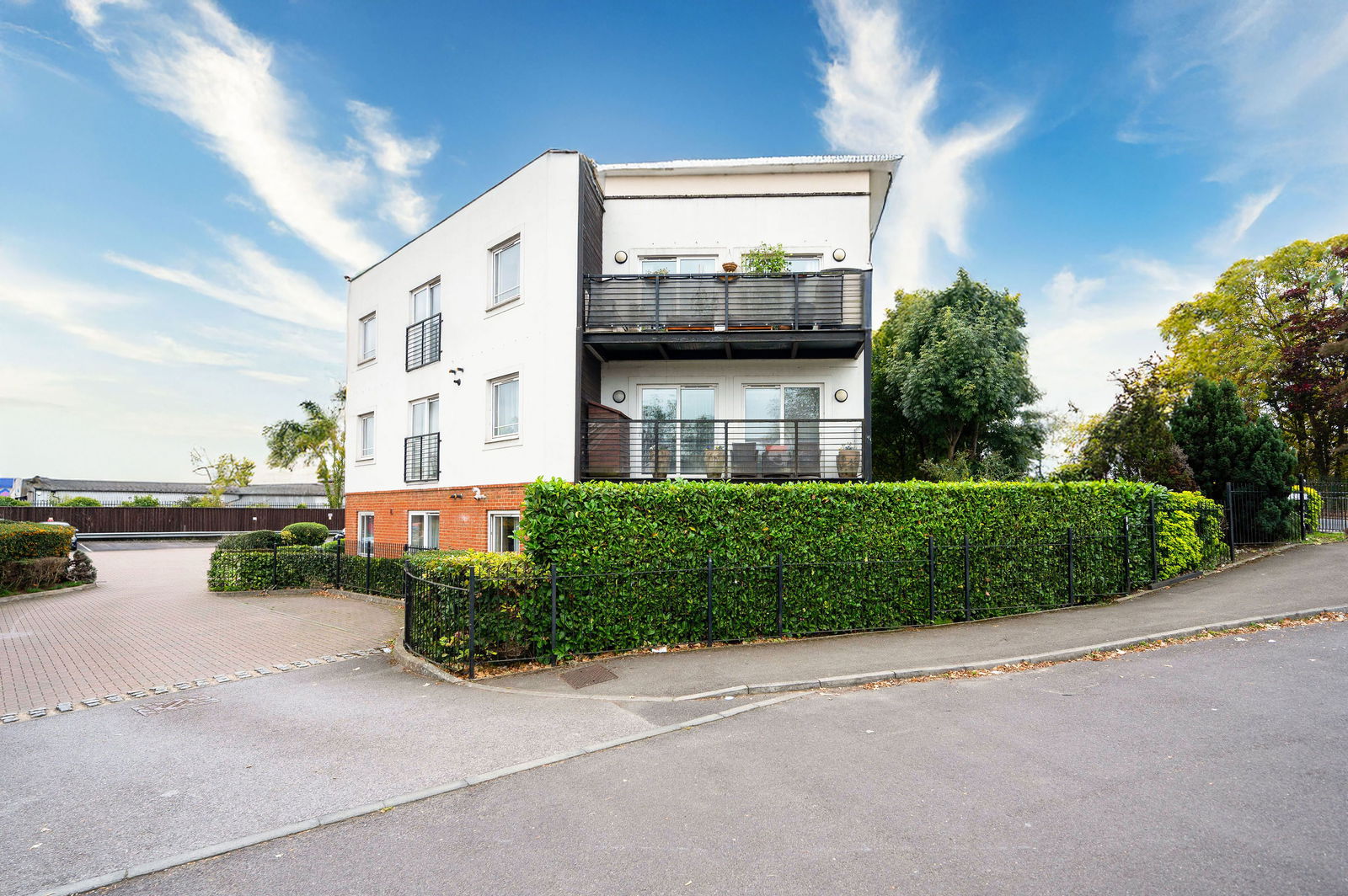 2 bed flat for sale in Buffers Lane, Leatherhead  - Property Image 2