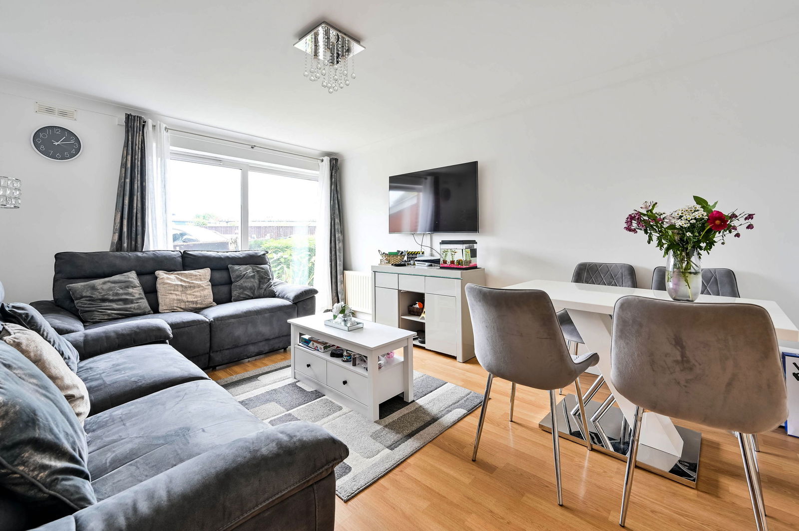 2 bed flat for sale in Buffers Lane, Leatherhead  - Property Image 3