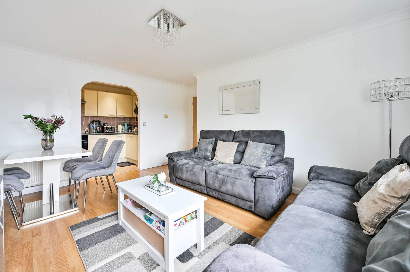 2 bed flat for sale in Buffers Lane, Leatherhead 3