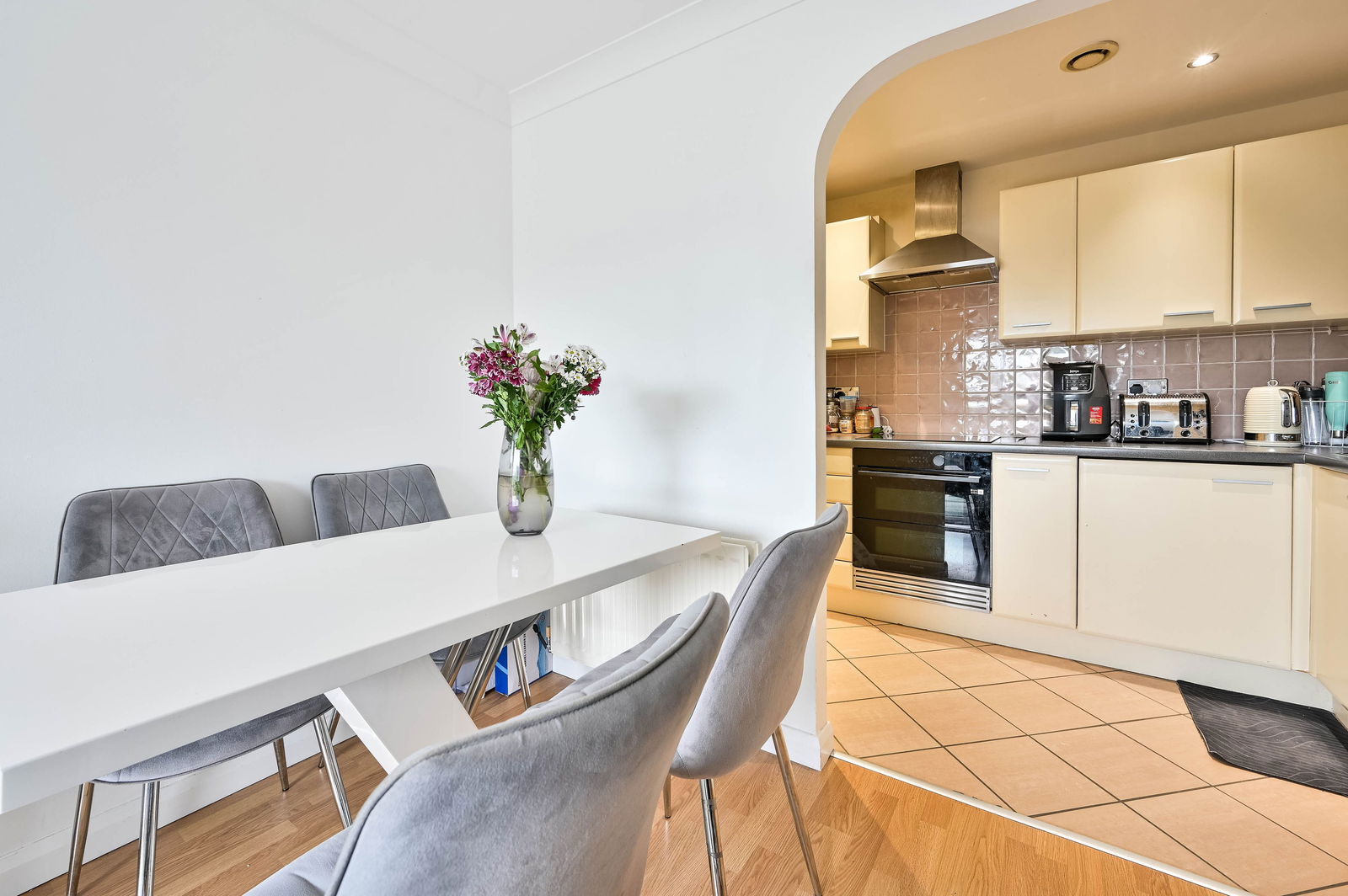 2 bed flat for sale in Buffers Lane, Leatherhead 4