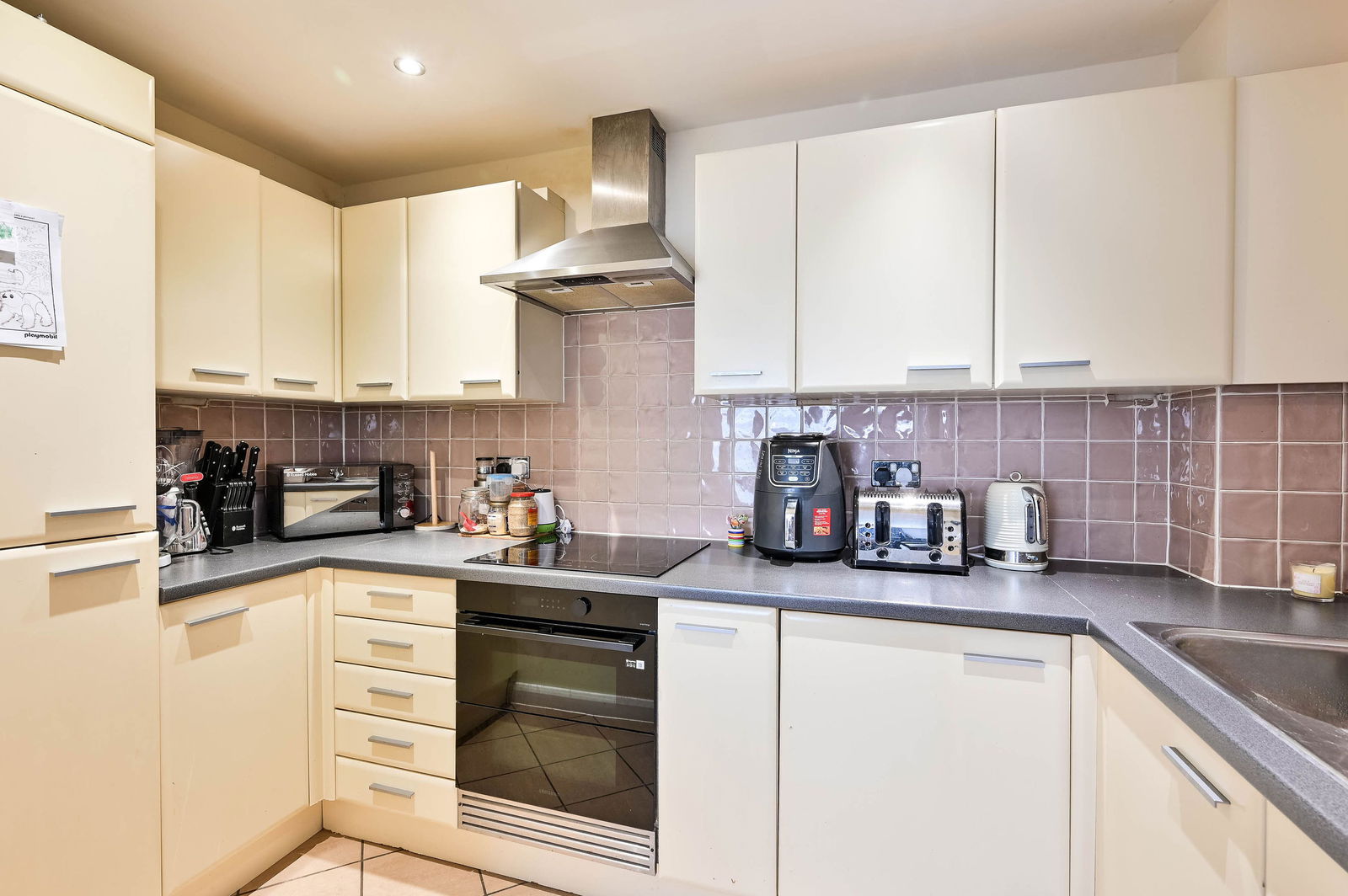 2 bed flat for sale in Buffers Lane, Leatherhead  - Property Image 6