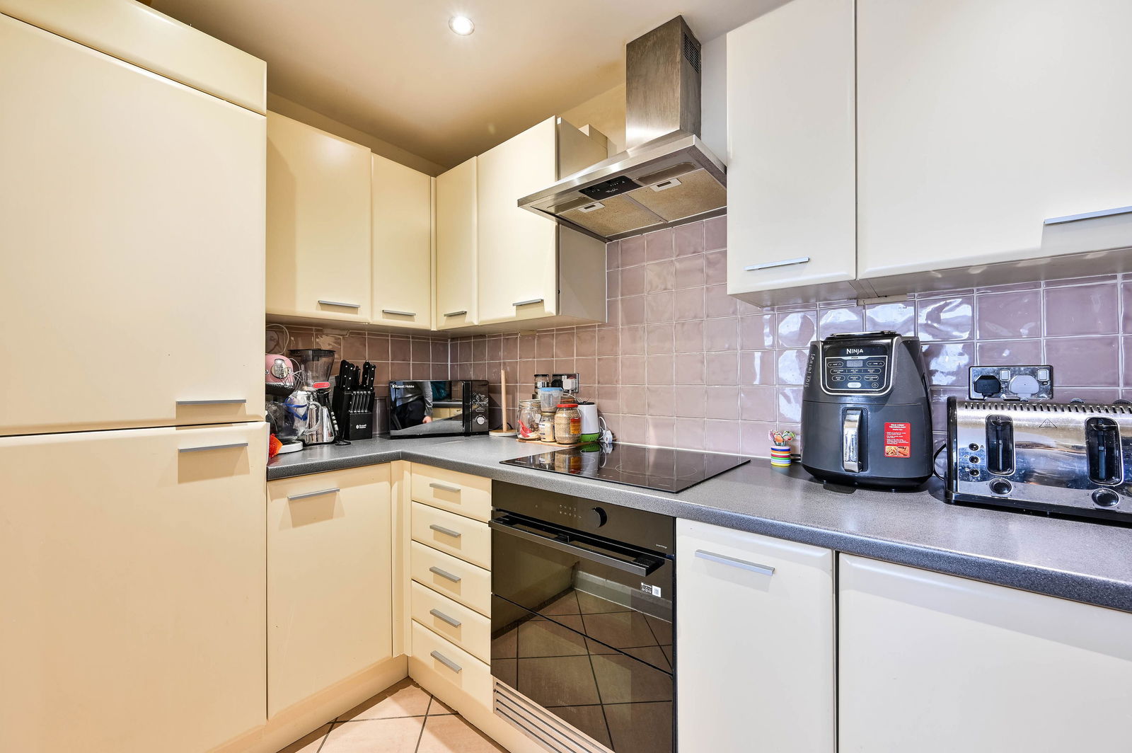 2 bed flat for sale in Buffers Lane, Leatherhead  - Property Image 7