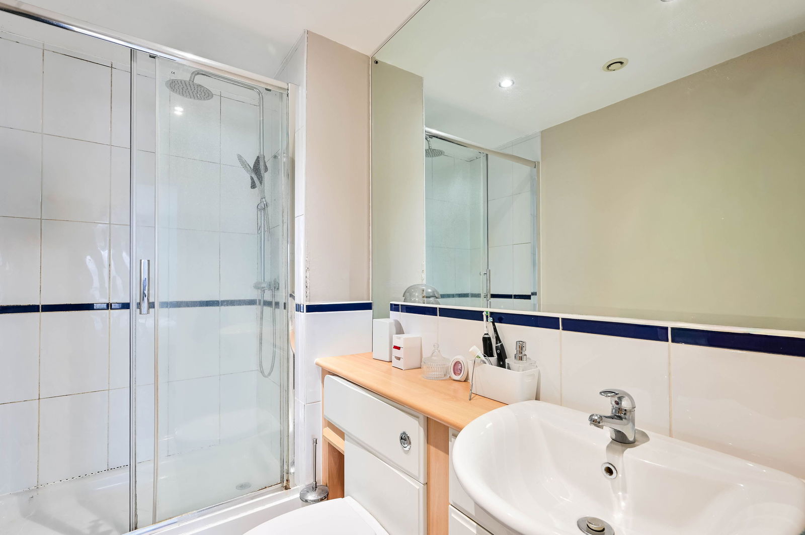 2 bed flat for sale in Buffers Lane, Leatherhead 10