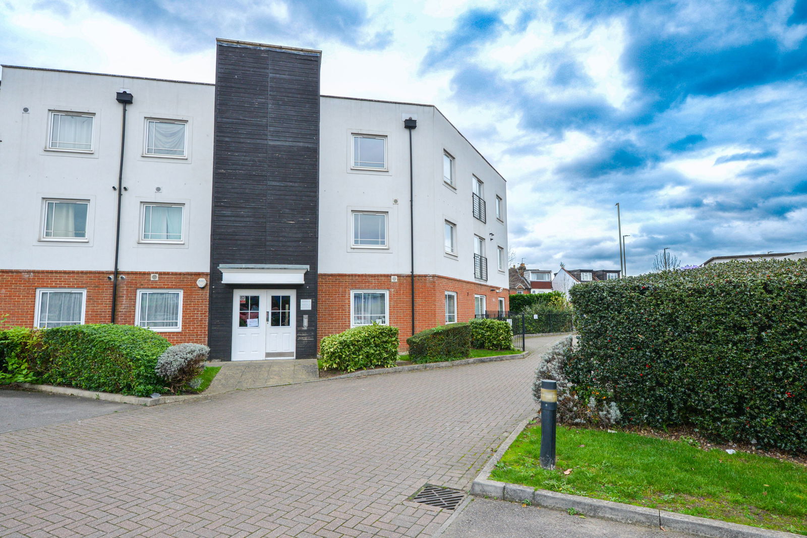 2 bed flat for sale in Buffers Lane, Leatherhead  - Property Image 1