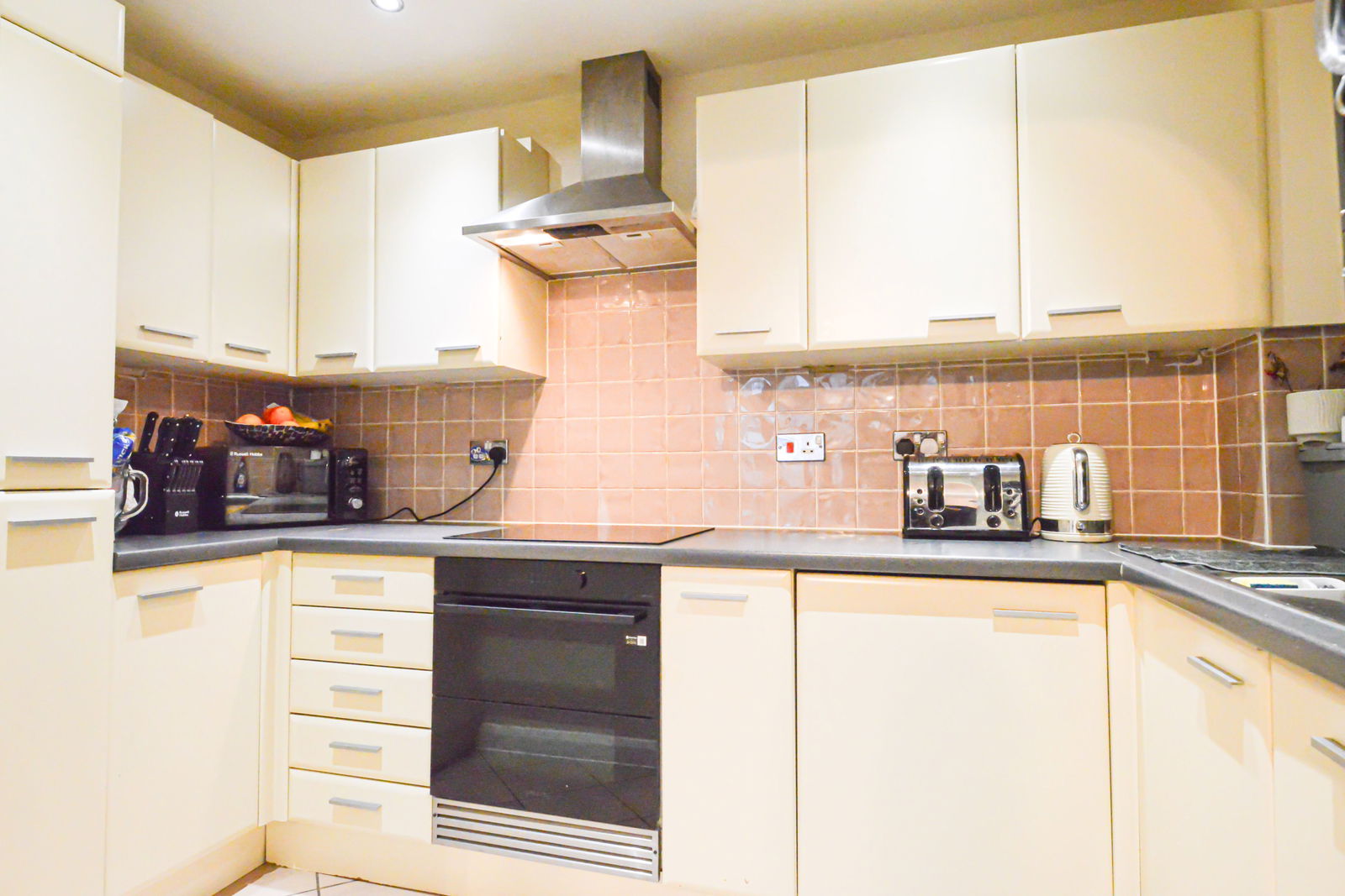 2 bed flat for sale in Buffers Lane, Leatherhead  - Property Image 4