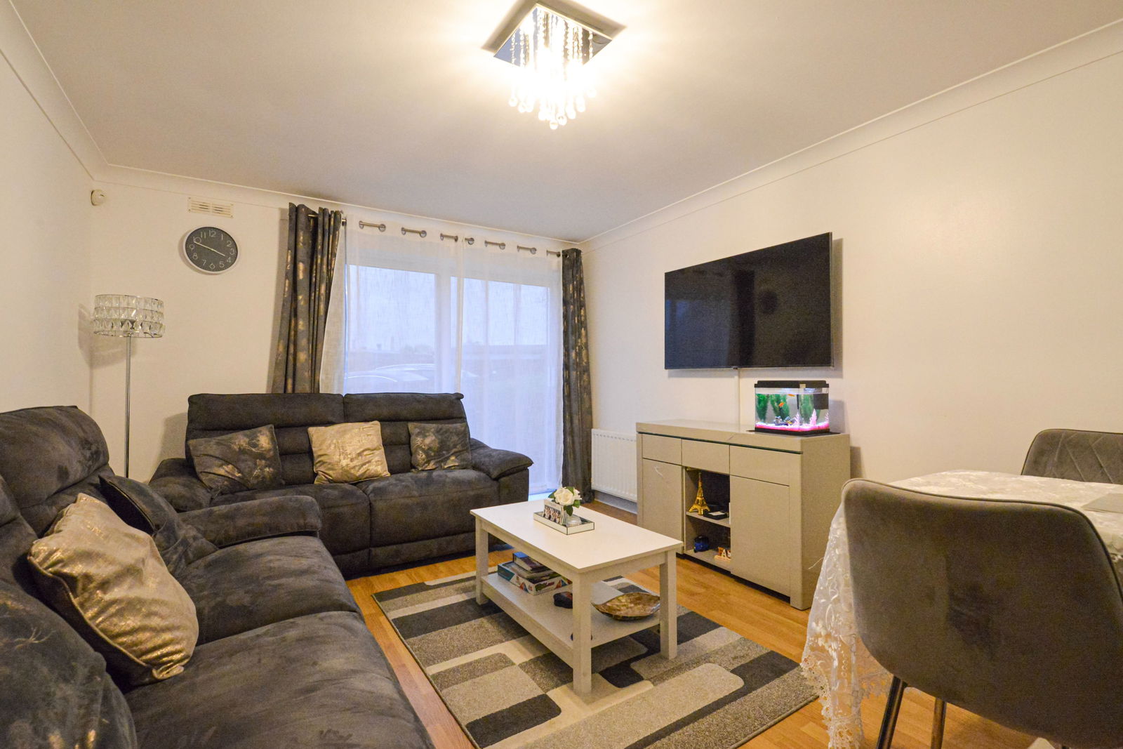 2 bed flat for sale in Buffers Lane, Leatherhead  - Property Image 3