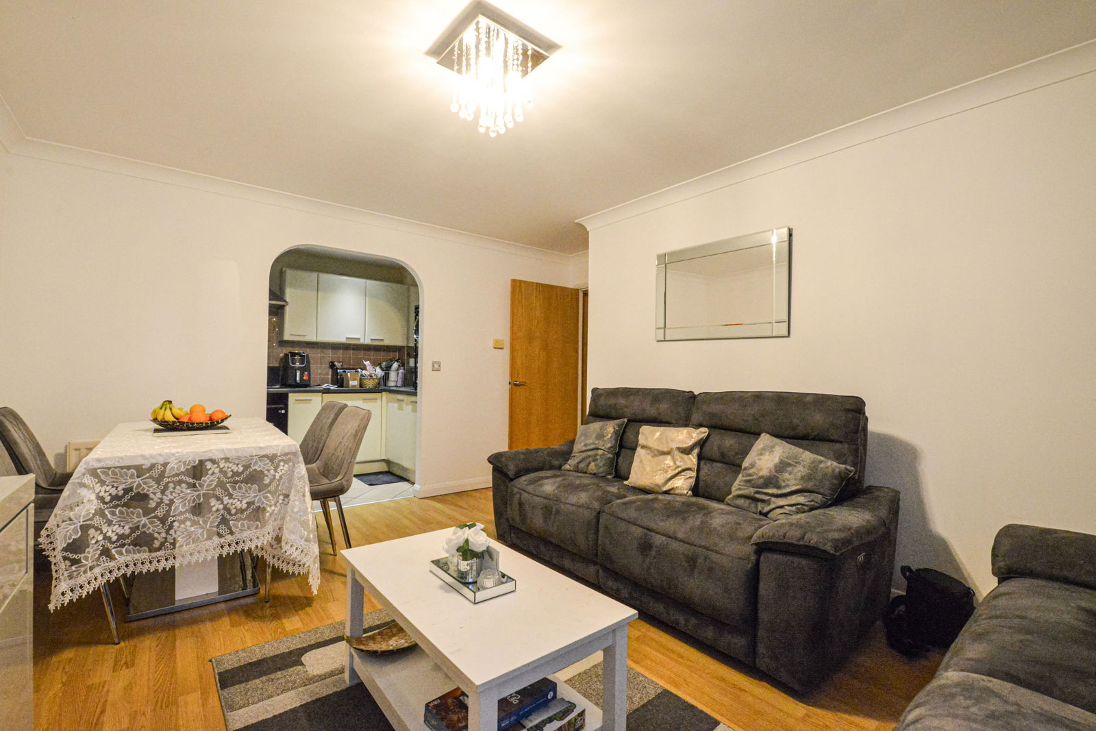 2 bed flat for sale in Buffers Lane, Leatherhead  - Property Image 2