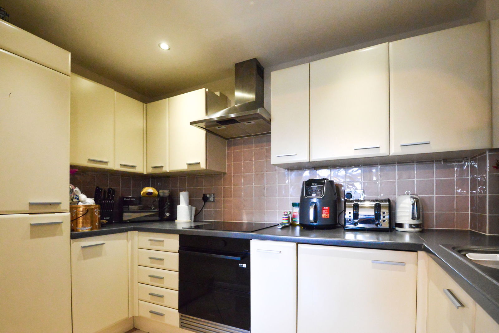 2 bed flat for sale in Buffers Lane, Leatherhead  - Property Image 3