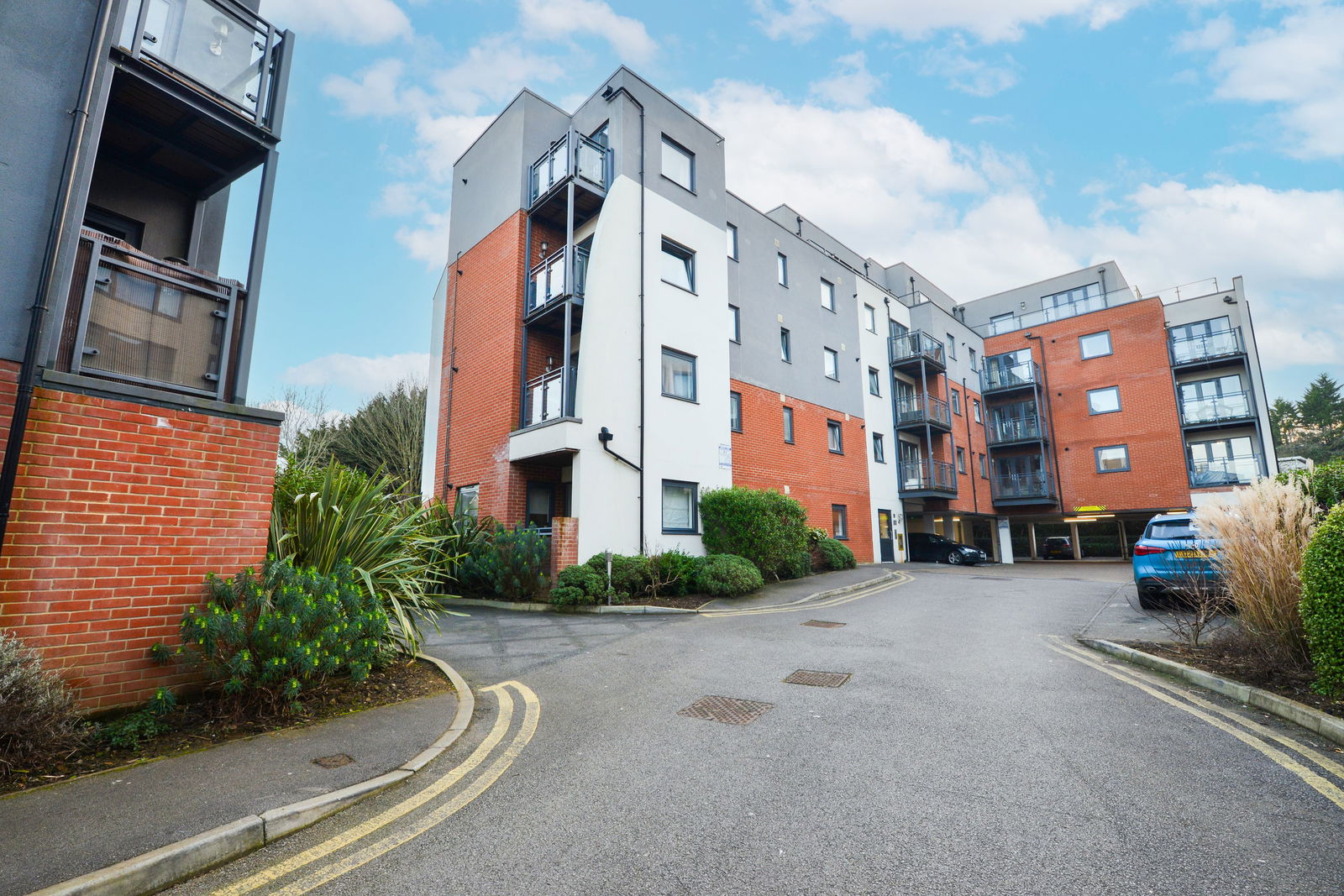 1 bed flat to rent in Walnut Tree Close, Guildford, GU1