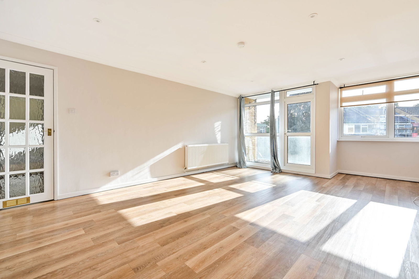 2 bed flat to rent in Chobham Road, Woking 4