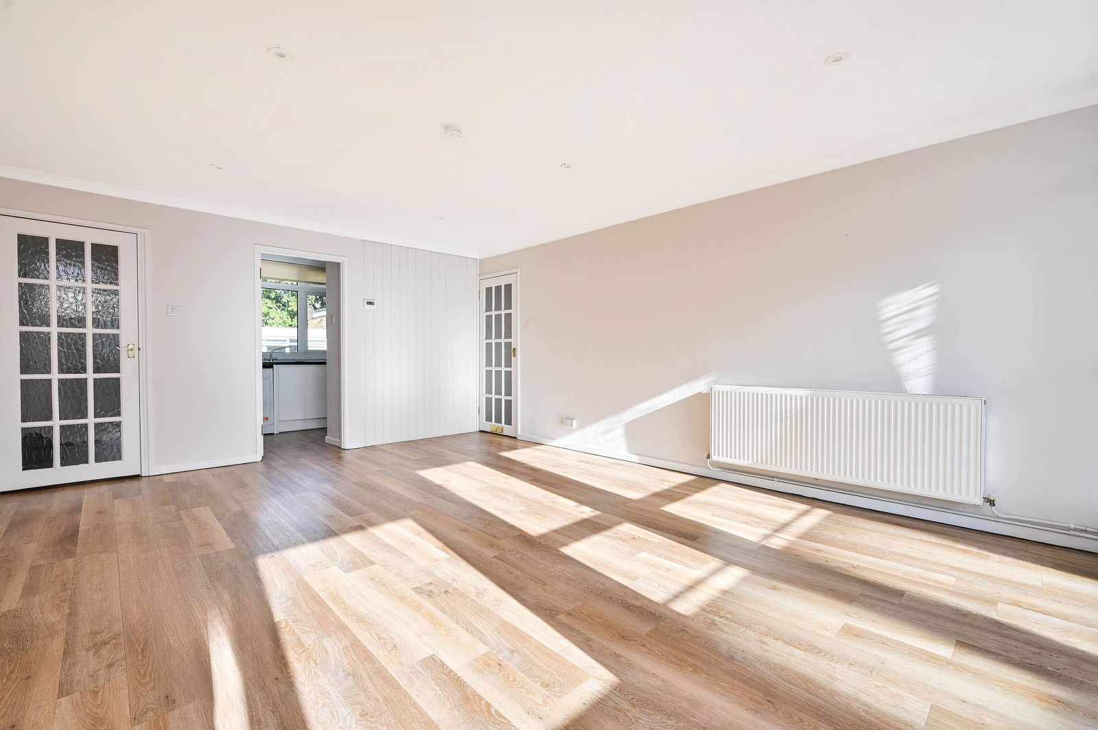 2 bed flat to rent in Chobham Road, Woking 2