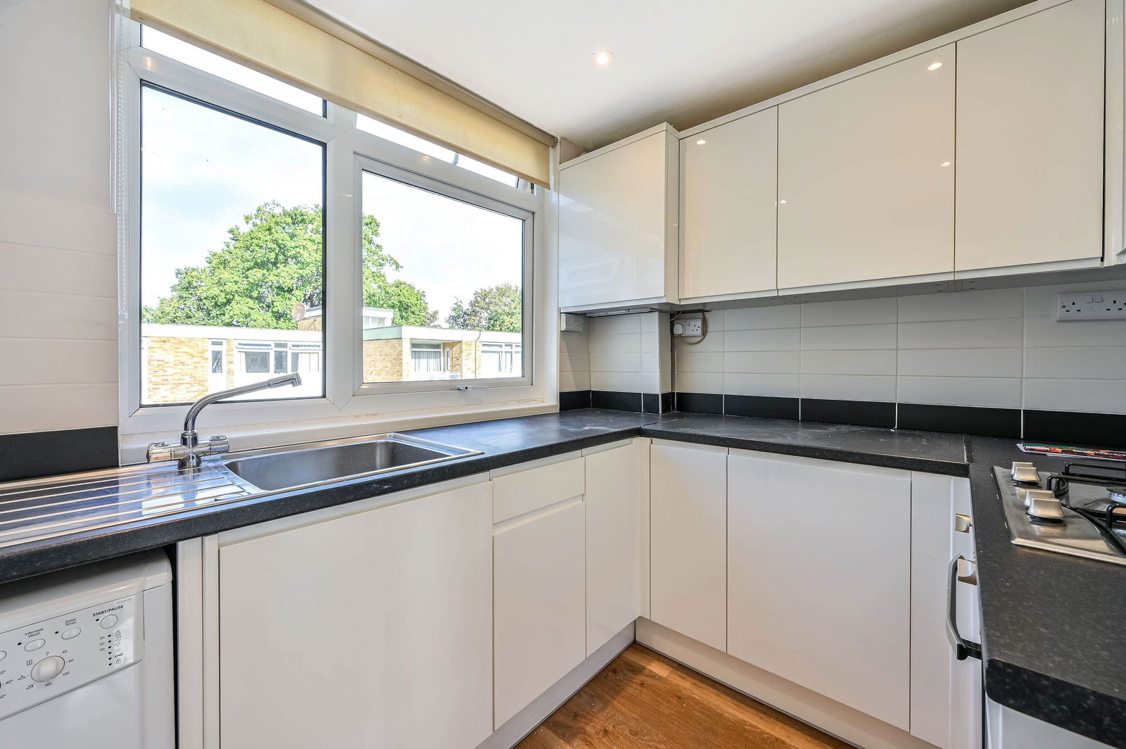 2 bed flat to rent in Chobham Road, Woking 3