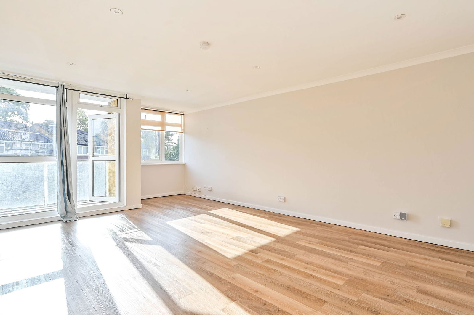 2 bed flat to rent in Chobham Road, Woking 5