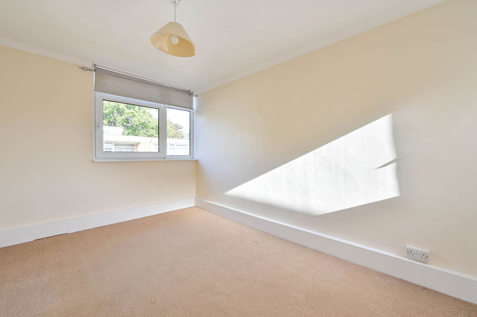2 bed flat to rent in Chobham Road, Woking 8