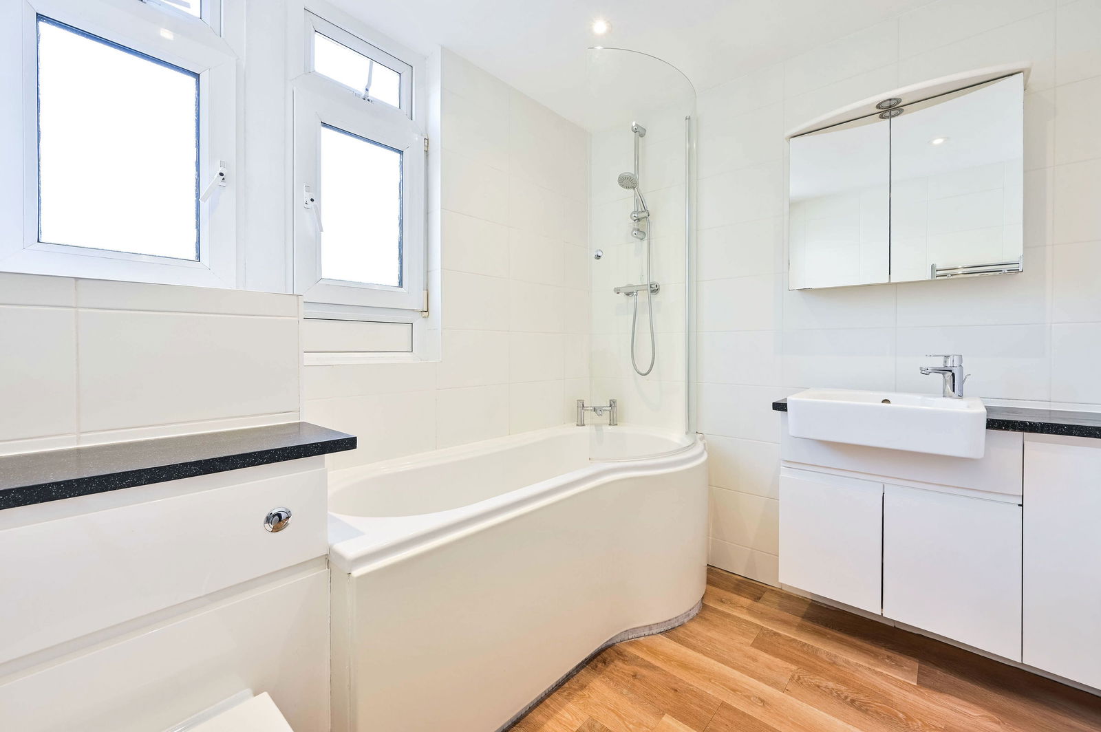 2 bed flat to rent in Chobham Road, Woking 6