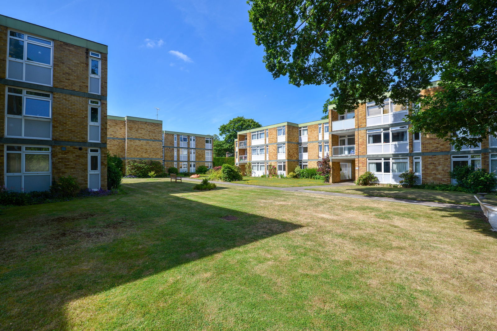 2 bed flat to rent in Chobham Road, Woking 1
