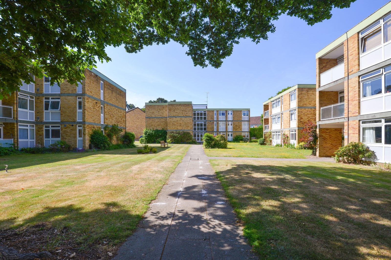 2 bed flat to rent in Chobham Road, Woking 13