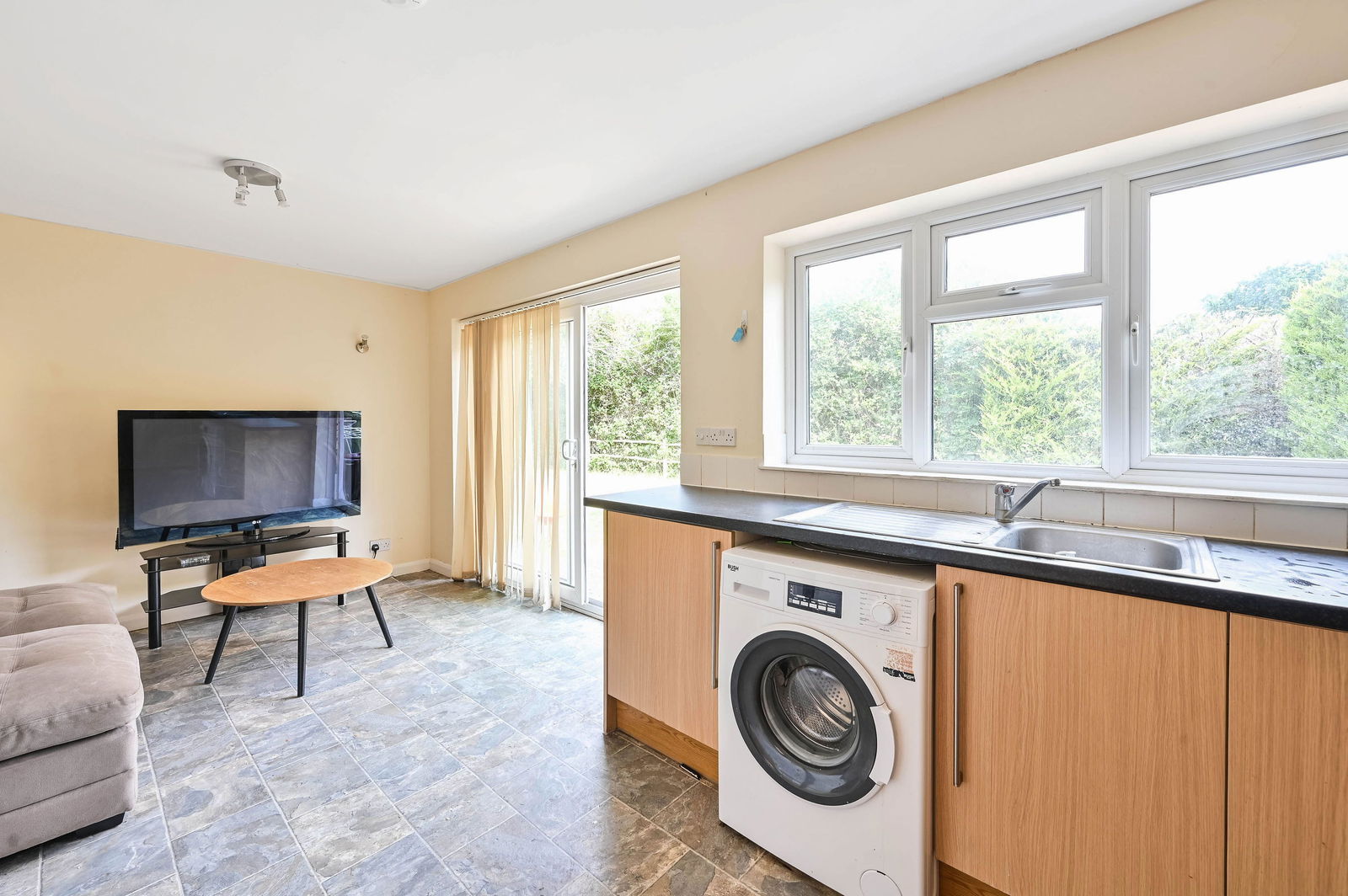 4 bed detached house to rent in Pound Lane, Guildford 3