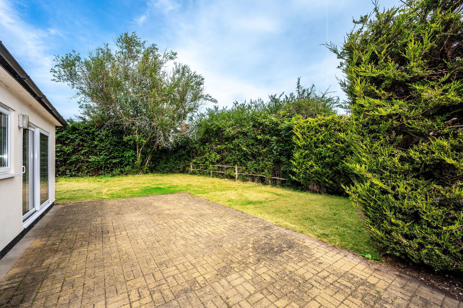 4 bed detached house to rent in Pound Lane, Guildford 1