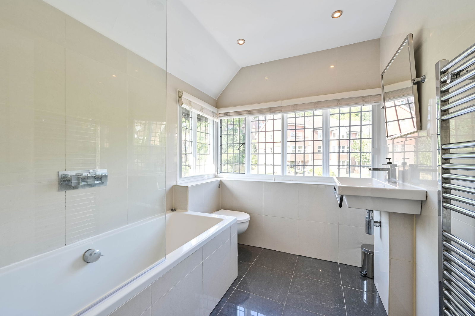2 bed flat to rent in Portsmouth Road, Guildford  - Property Image 14
