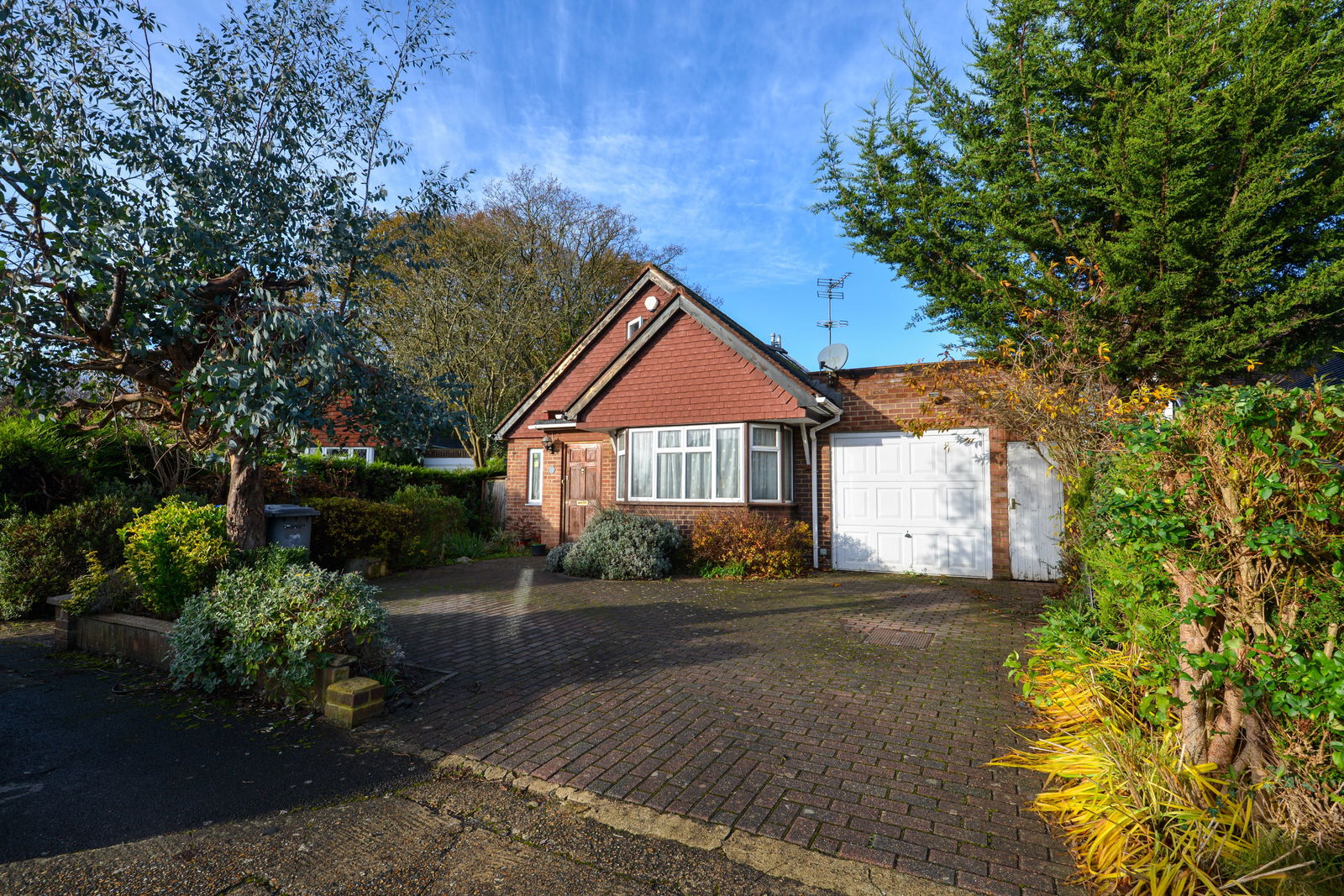 4 bed bungalow for sale in Foxhills Close, Chertsey  - Property Image 1