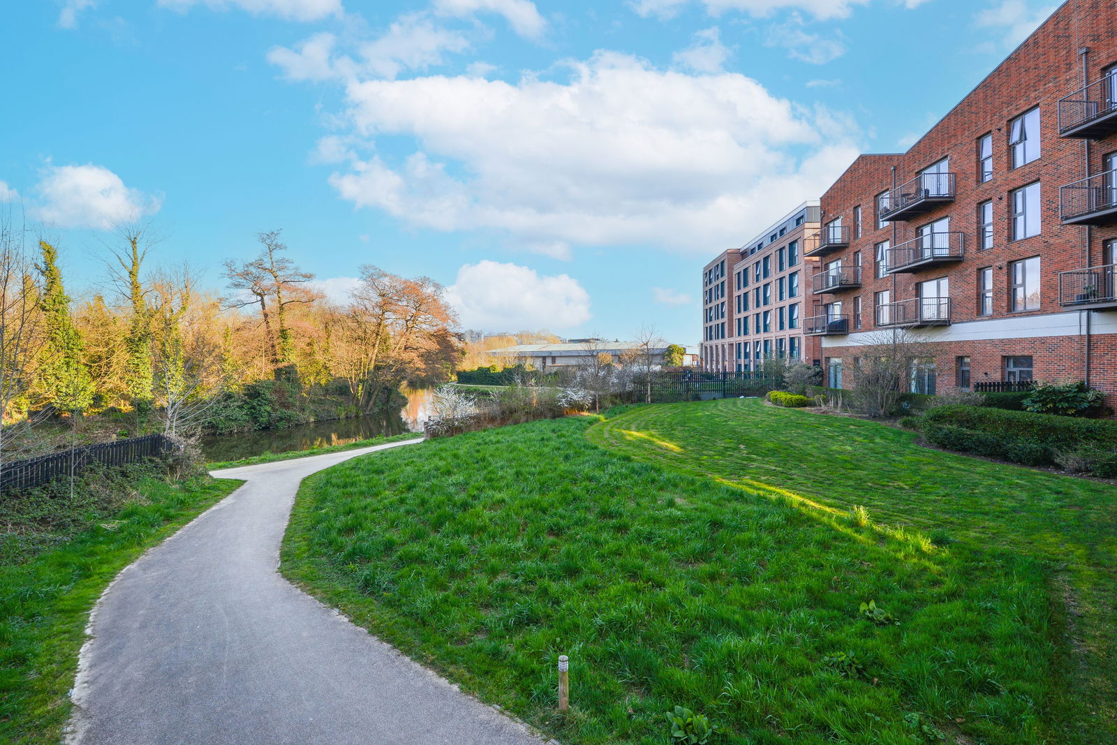 2 bed flat to rent in Walnut Tree Close, Guildford  - Property Image 1