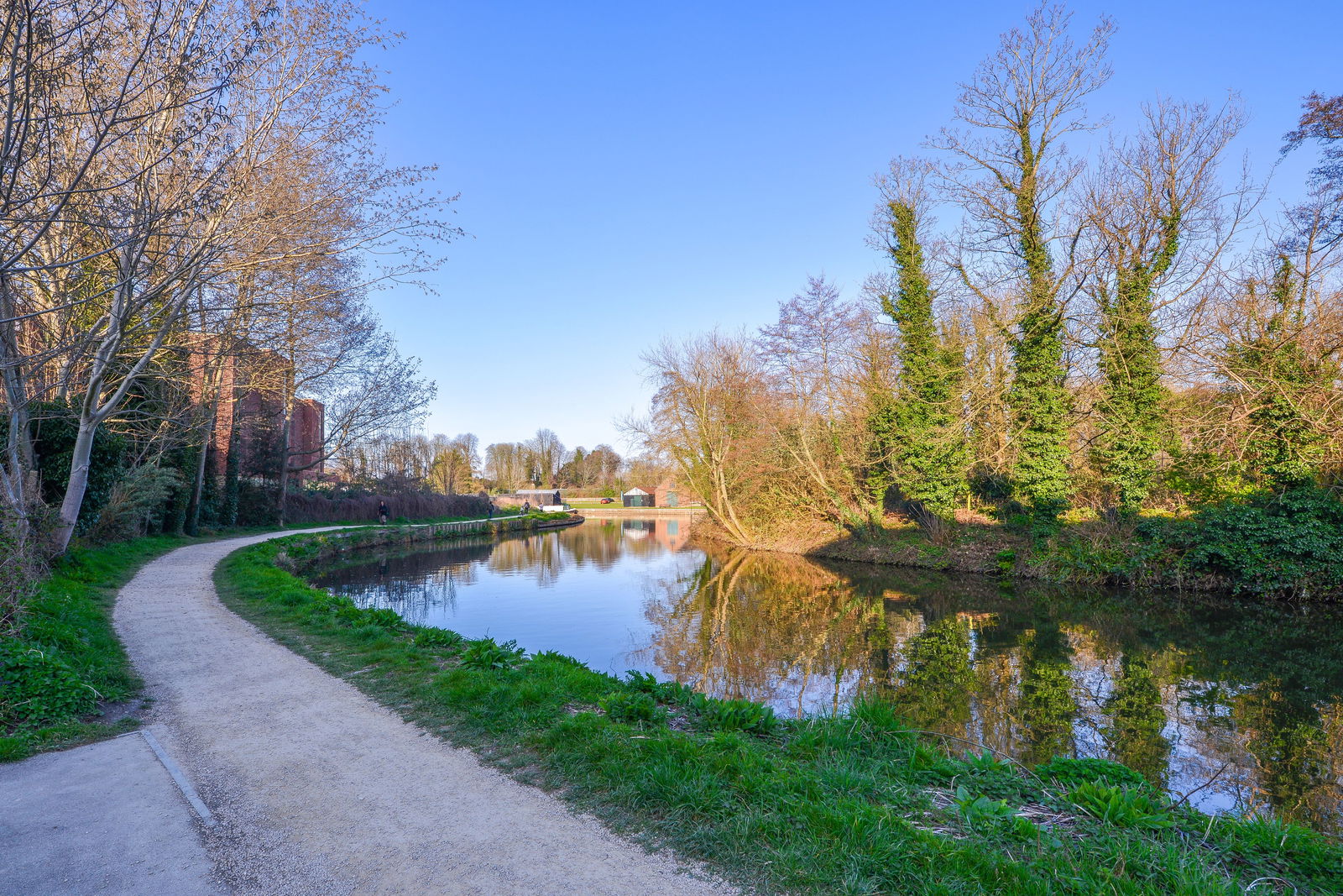 2 bed flat to rent in Walnut Tree Close, Guildford 16