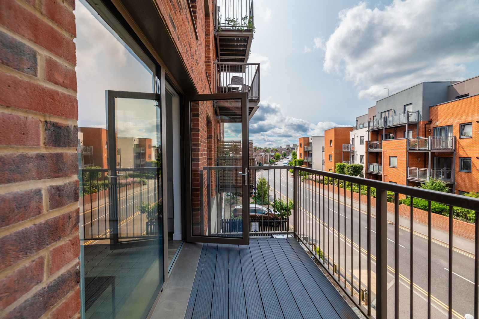 2 bed flat to rent in Walnut Tree Close, Guildford 2