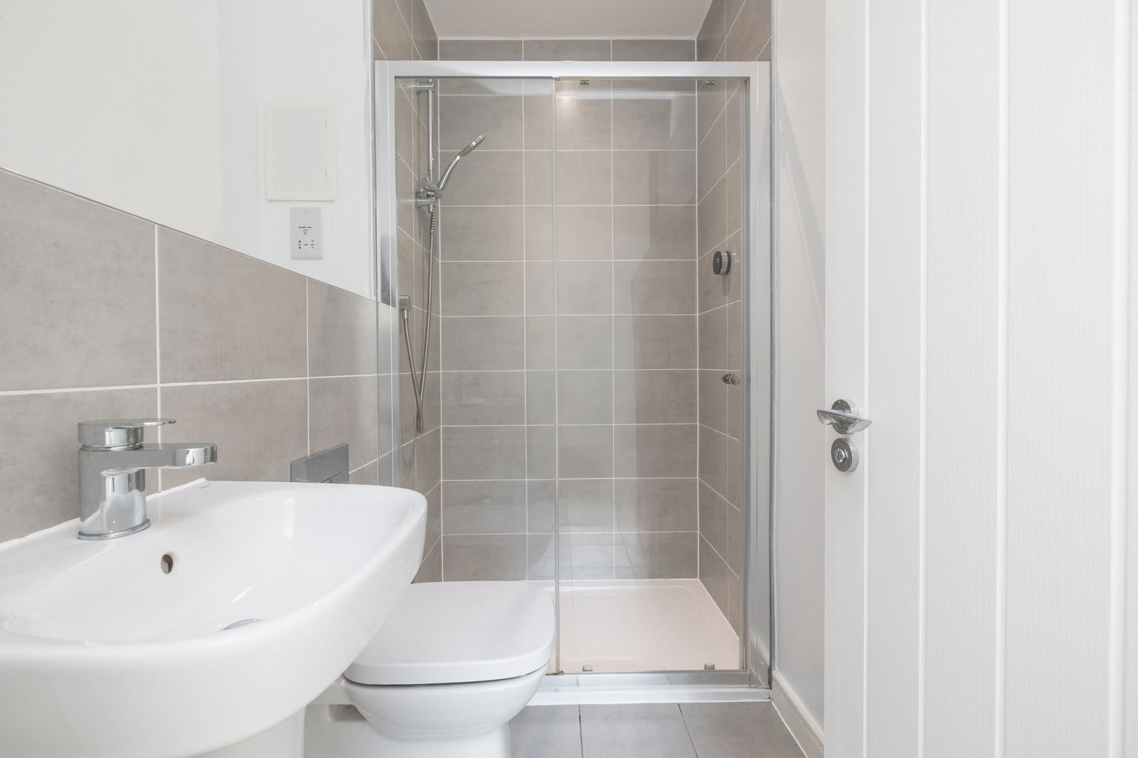 2 bed flat to rent in Walnut Tree Close, Guildford 8