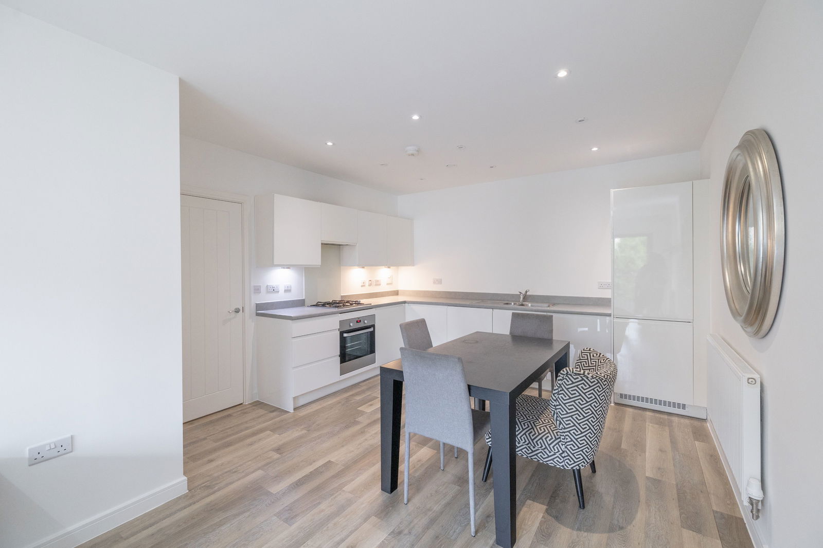 2 bed flat to rent in Walnut Tree Close, Guildford  - Property Image 4