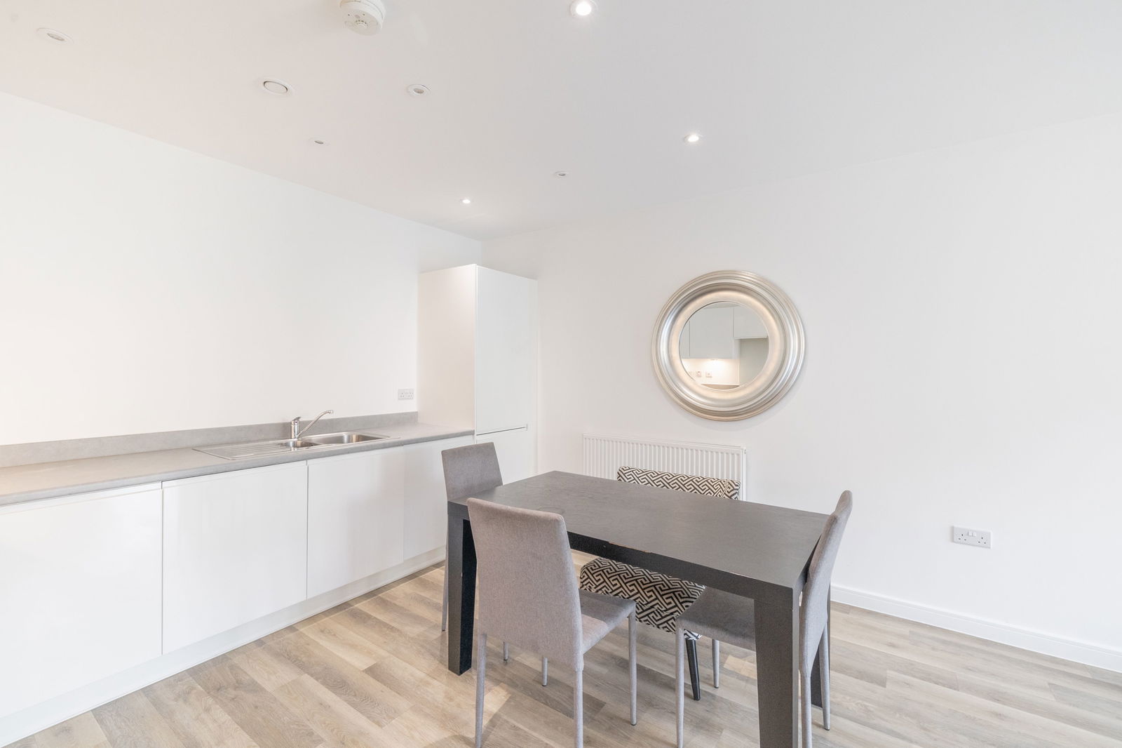 2 bed flat to rent in Walnut Tree Close, Guildford 5