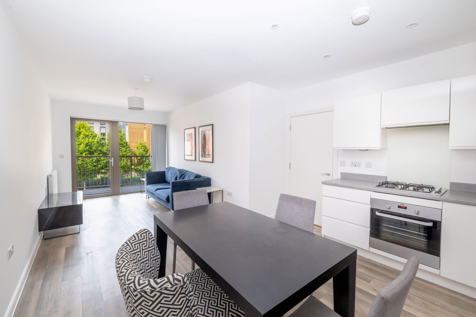 2 bed flat to rent in Walnut Tree Close, Guildford 1