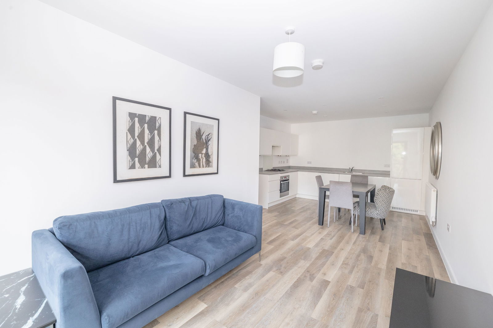 2 bed flat to rent in Walnut Tree Close, Guildford 4