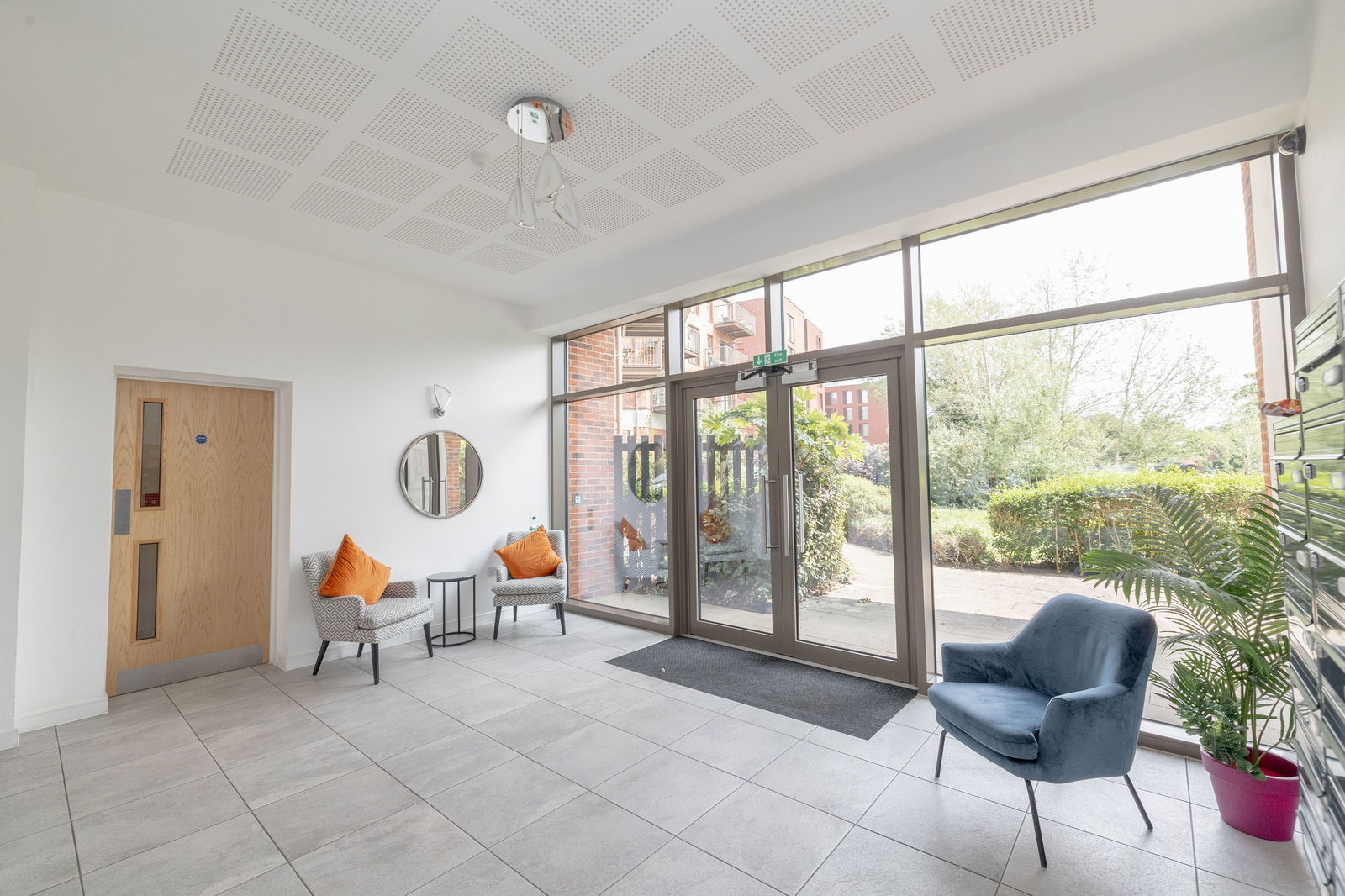 2 bed flat to rent in Walnut Tree Close, Guildford 13