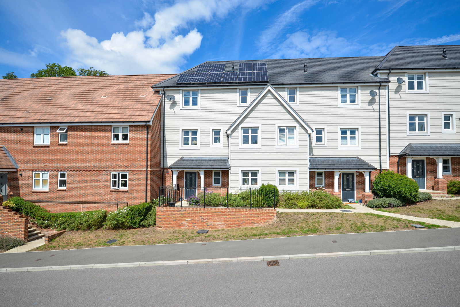 3 bed terraced house to rent, Leatherhead, KT22