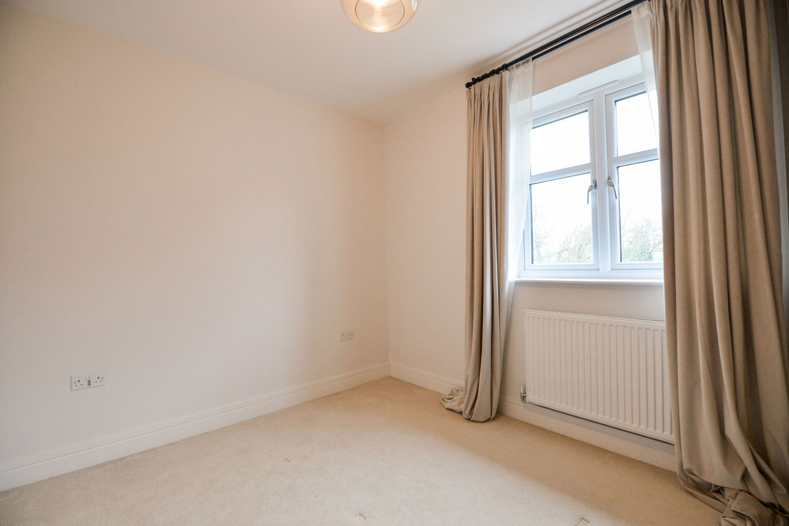 3 bed terraced house to rent, Leatherhead 10