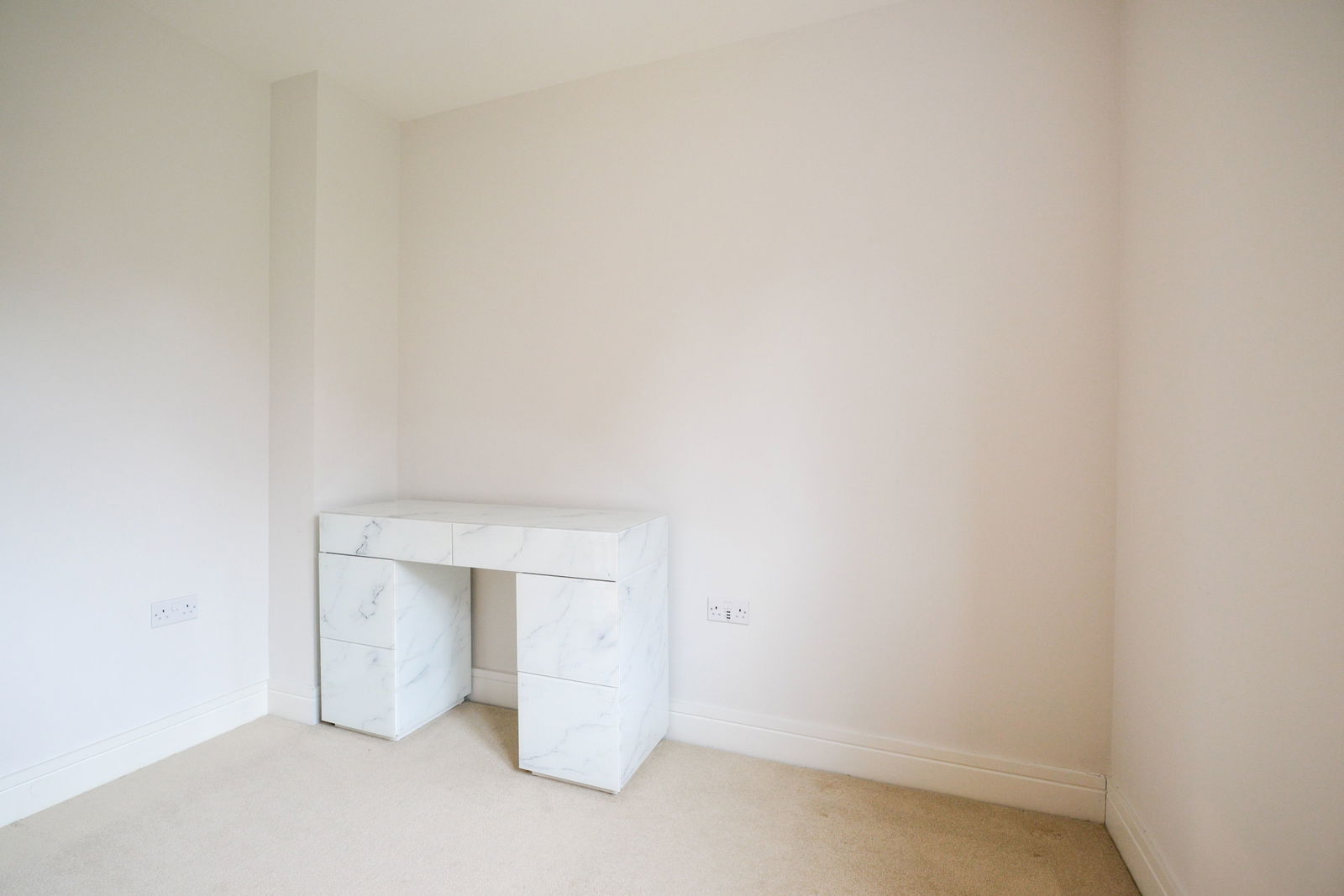 3 bed terraced house to rent, Leatherhead  - Property Image 14