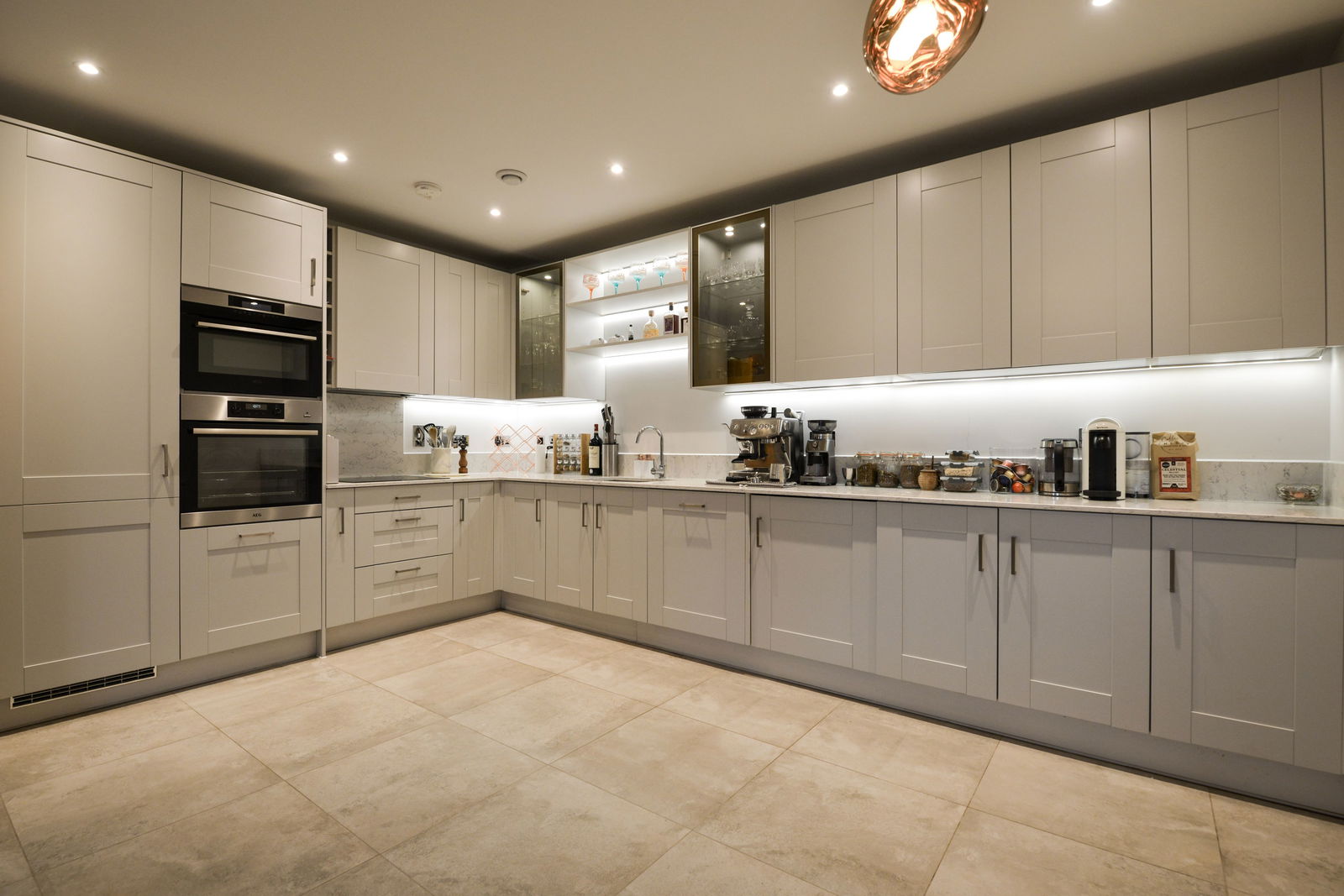 3 bed terraced house to rent, Leatherhead 3