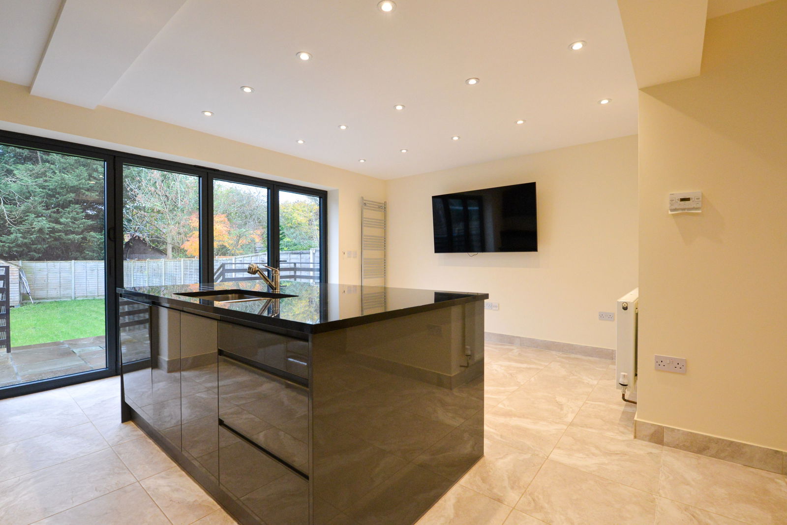 4 bed semi-detached house to rent in Canterbury Road, Guildford, GU2