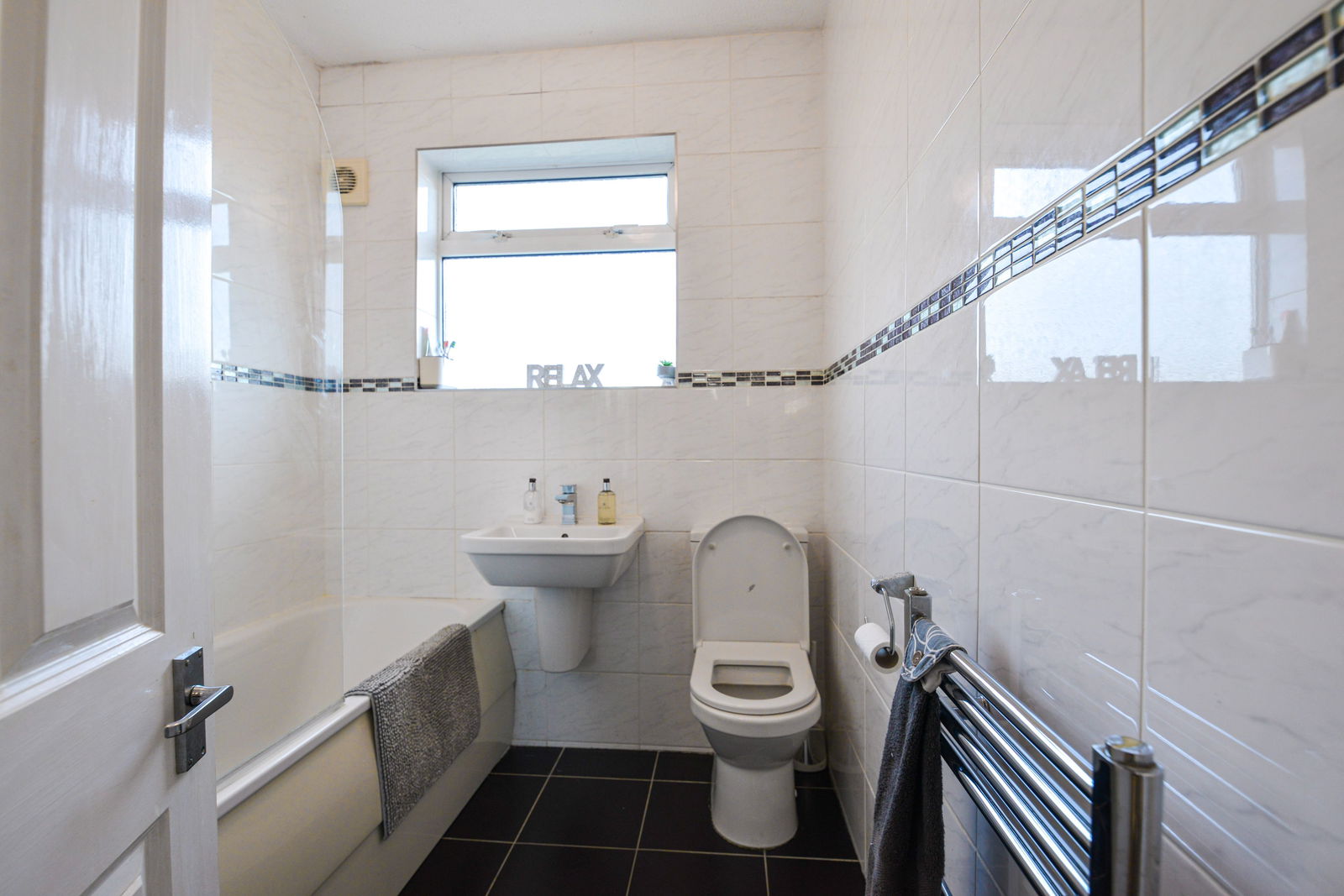 4 bed terraced house for sale in Kingshill Avenue, Worcester Park  - Property Image 8