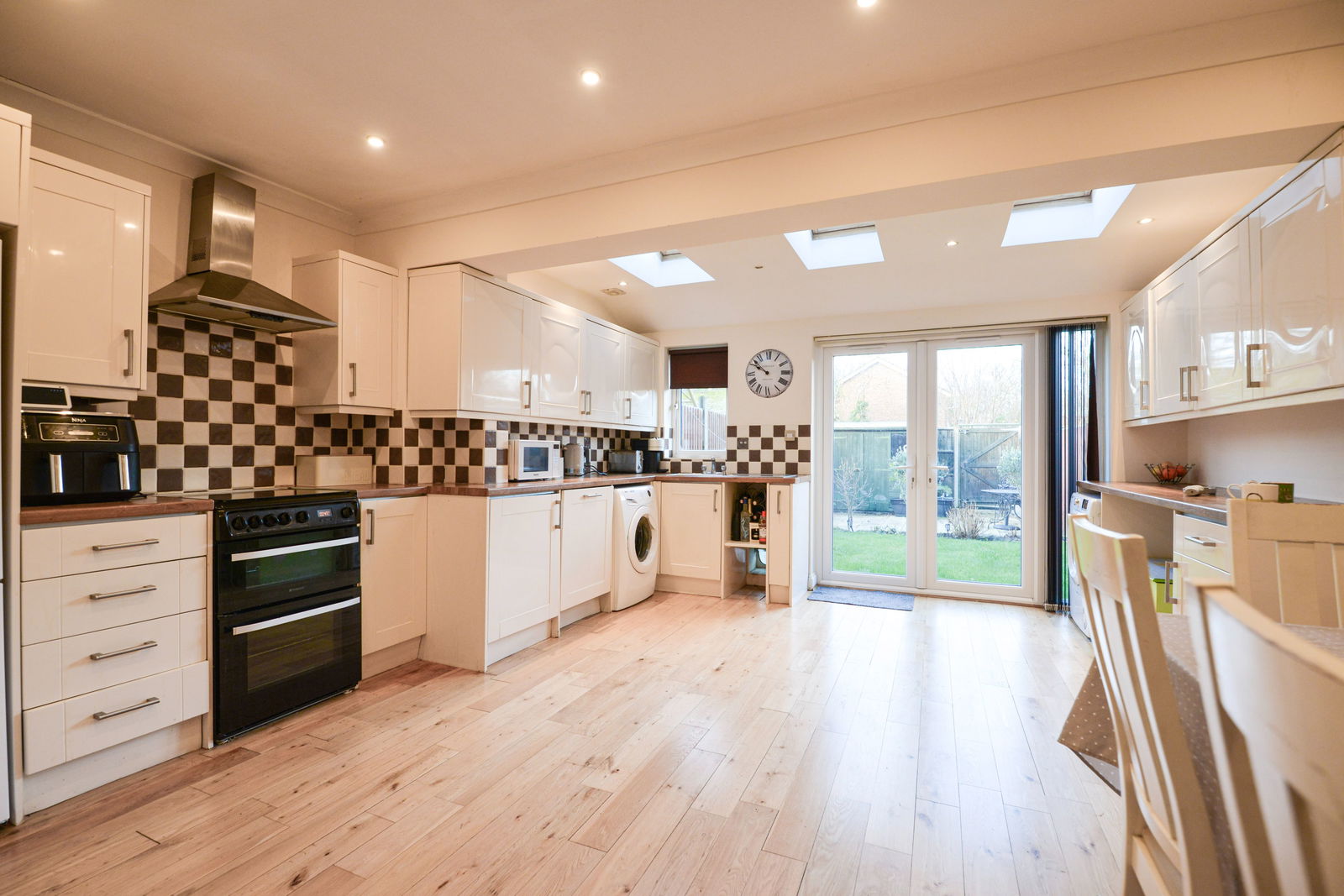 4 bed terraced house for sale in Kingshill Avenue, Worcester Park  - Property Image 4