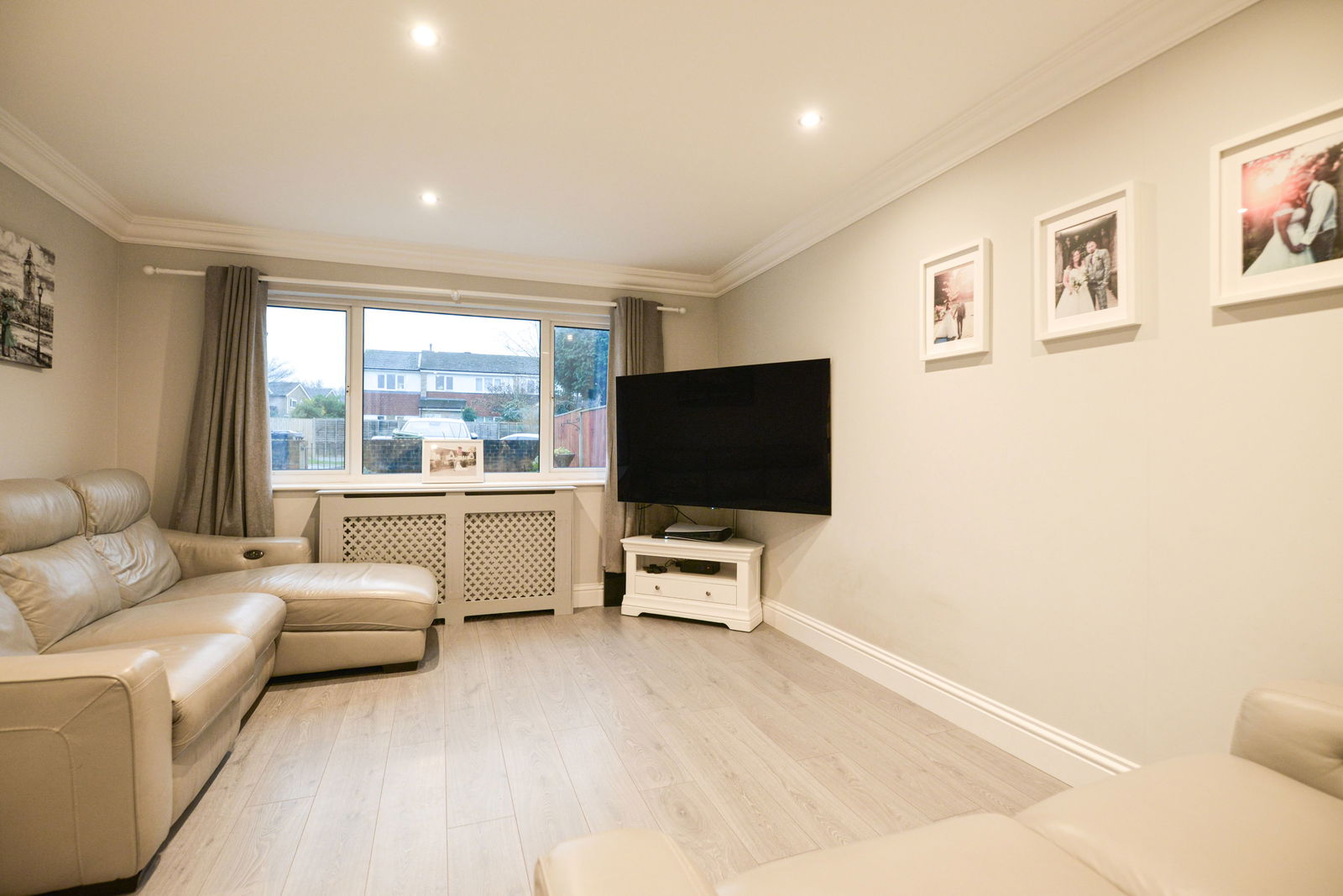 3 bed terraced house for sale in St. Albans Close, Guildford  - Property Image 5