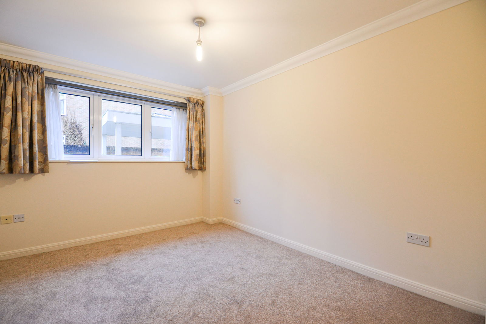 2 bed flat for sale in Lindfield Gardens, Guildford  - Property Image 10