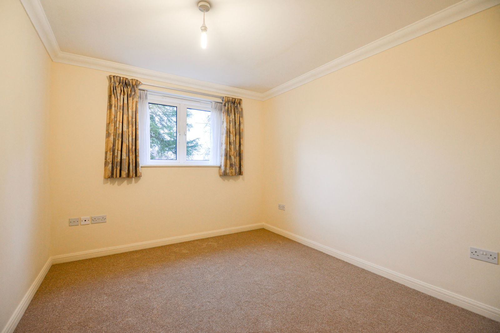 2 bed flat for sale in Lindfield Gardens, Guildford  - Property Image 11