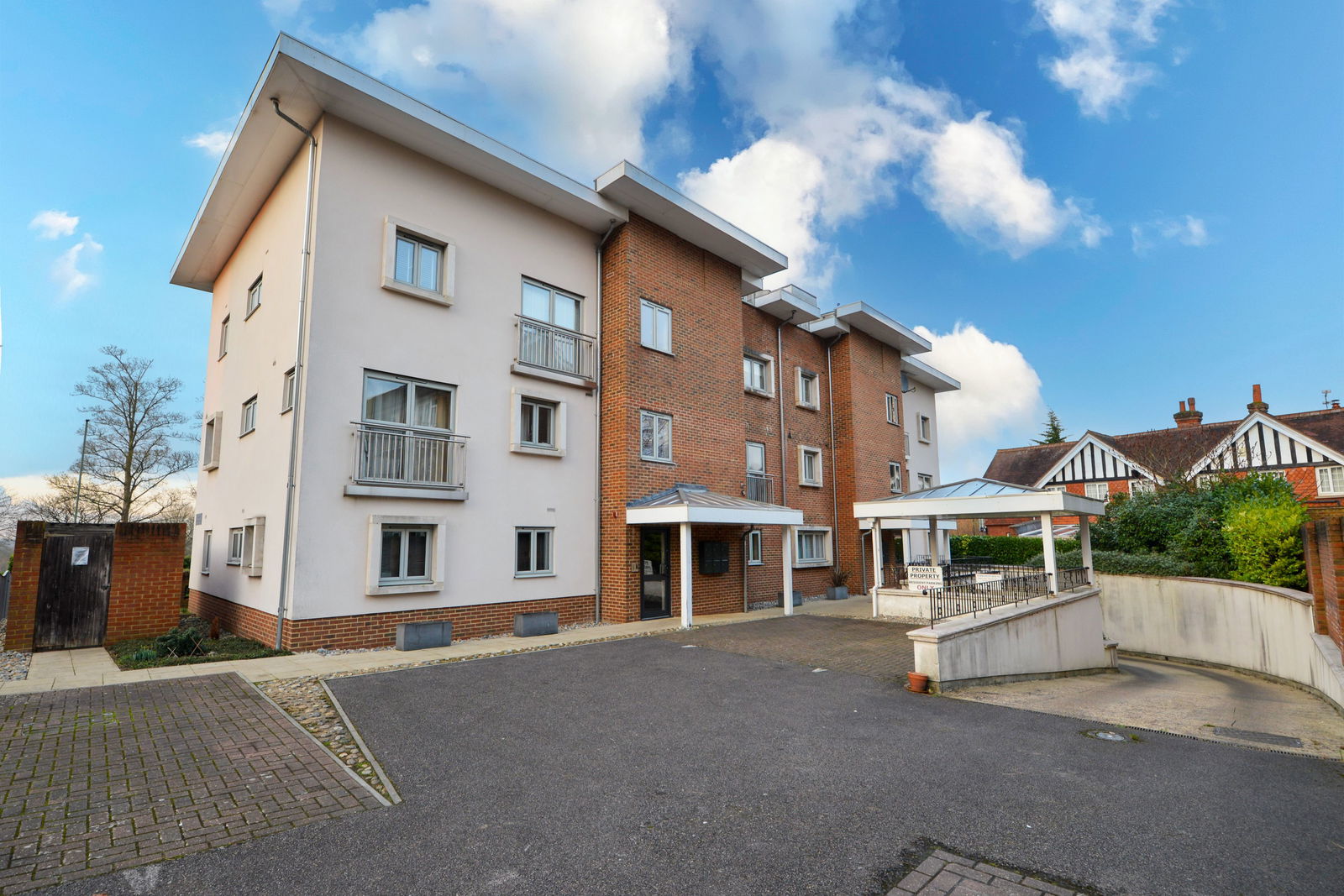 2 bed flat for sale in Lindfield Gardens, Guildford  - Property Image 1