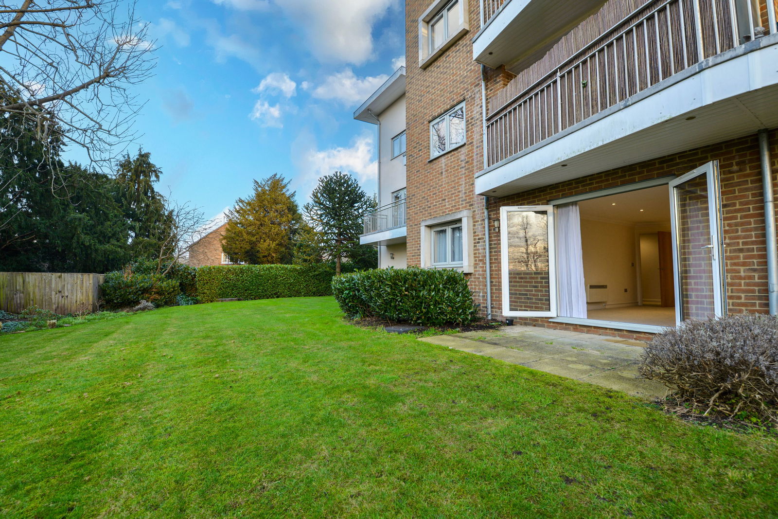 2 bed flat for sale in Lindfield Gardens, Guildford 4